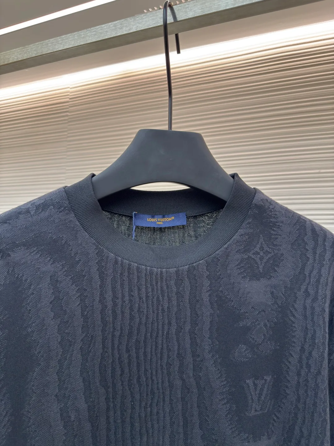 LOUIS VUITTON textured jacquard short-sleeved T-shirt ●Authentic product: purchased and developed by 9245 ●Item number: 1680360-A55 ●Fabric: pure cotton fabric ●Technology: jacquard production ●Version: fitted version ●Weight: about 190 grams ●Size: S-M-L-XL ●Description: Made of custom-made jacquard cotton knitted fabric, 100% cotton imported yarn, fully decorated with LV The Moire pattern is integrated into the LV letter Monogram flowers, and the entire frame is decorated with LV letter logo jacquard. The jacquard is integrated with the fabric, and the iconic ribbed neckline is custom-woven, truly achieving 1:1 copy. The overall wiring is straight and delicate, the fabric is comfortable and soft, and the color is consistent without color difference. It can be matched with the same style to create a fashionable look and control various occasions. Customized accessories, complete with three standards, same style for men and women!
